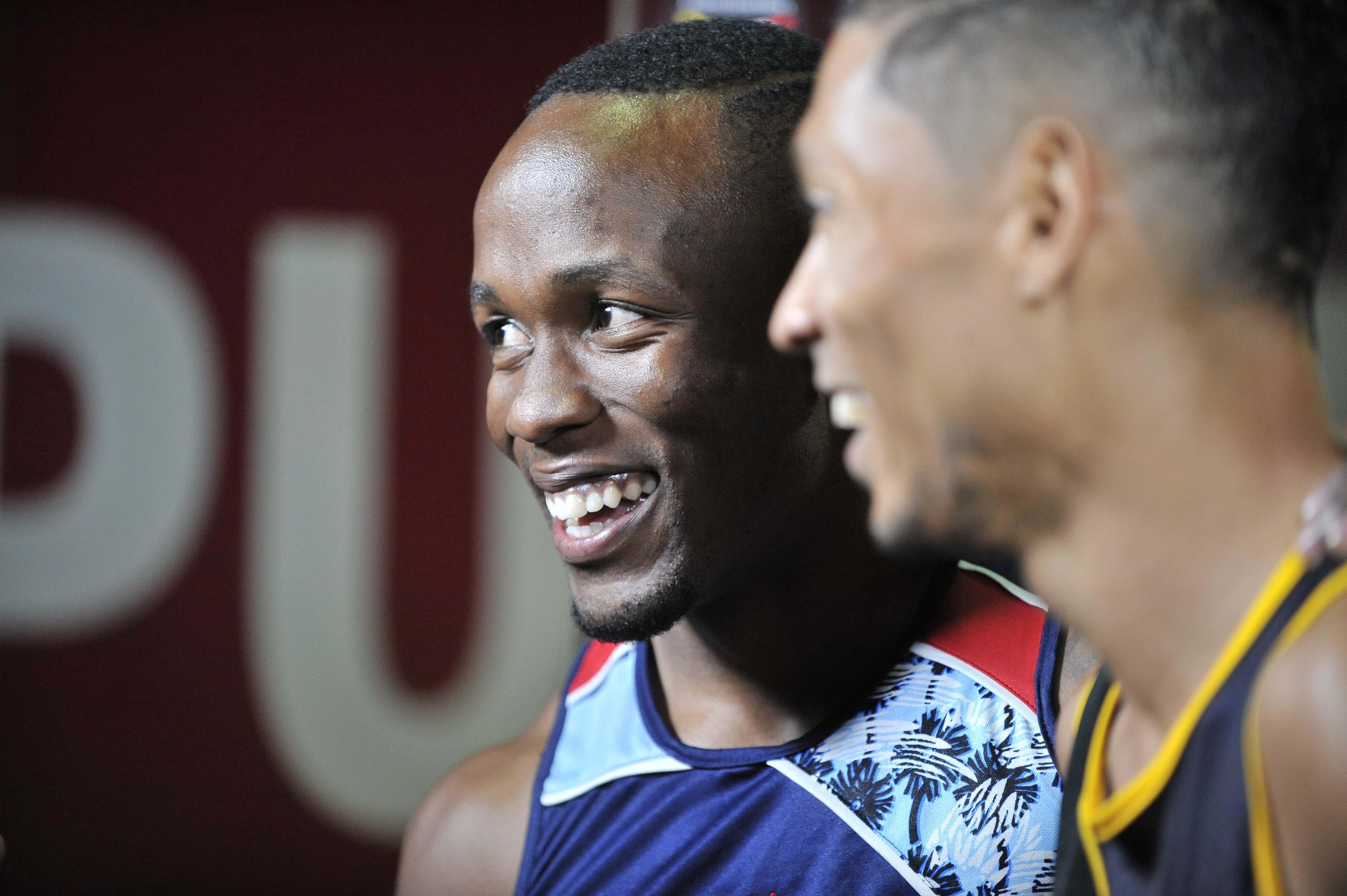 Akani Simbine (links) en Wayde van Niekerk na hulle 100 meter wedloop.
