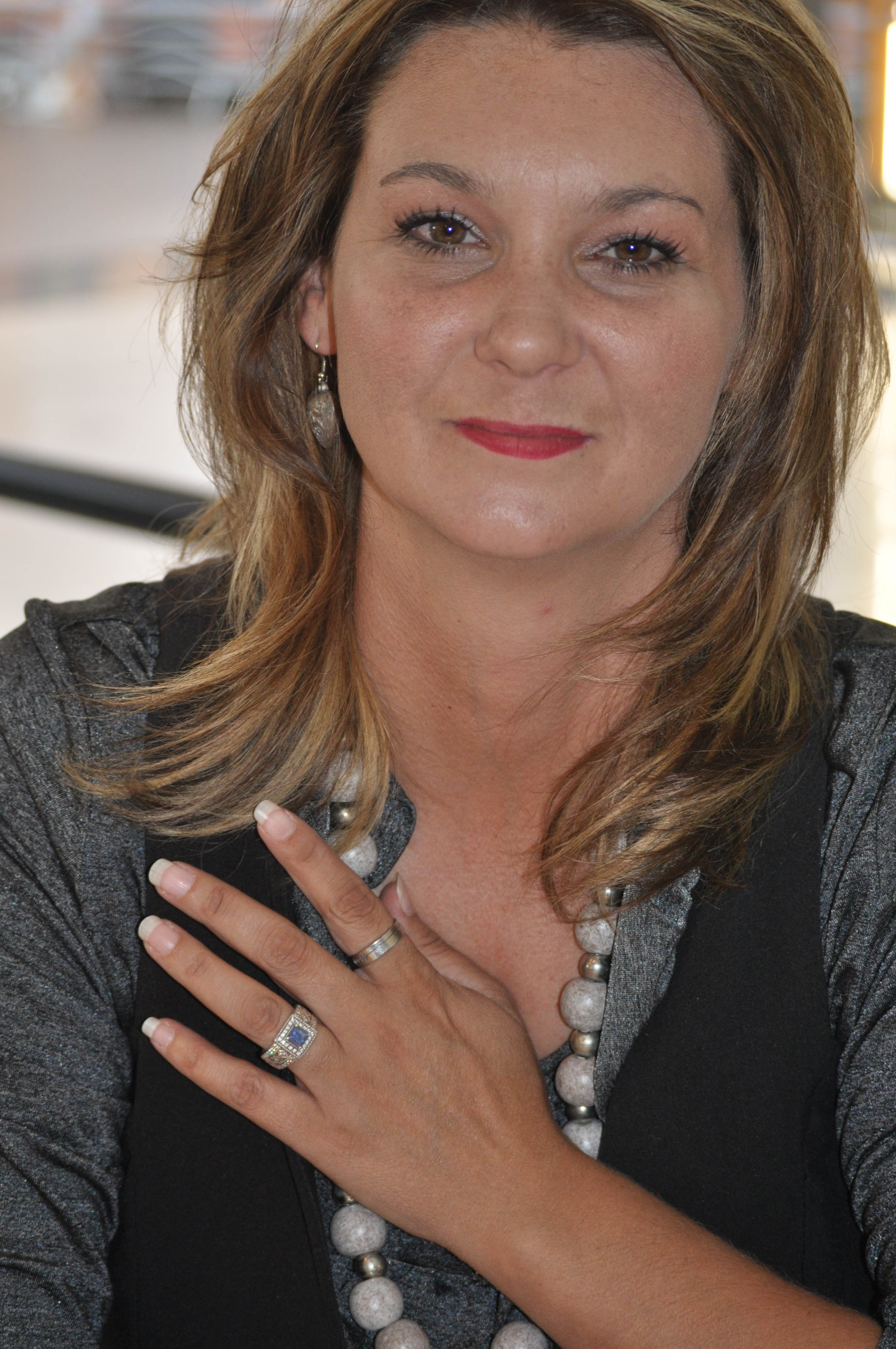 Yolandé dra haar eie verloofring, sowel as Pikkie se ring. Hy het die ring nooit afgehaal nie. Foto: Marianke Saayman