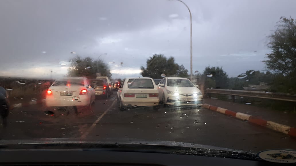 Aankomende verkeer het byna geen spasie gehad om te beweeg nie. Foto: Verskaf